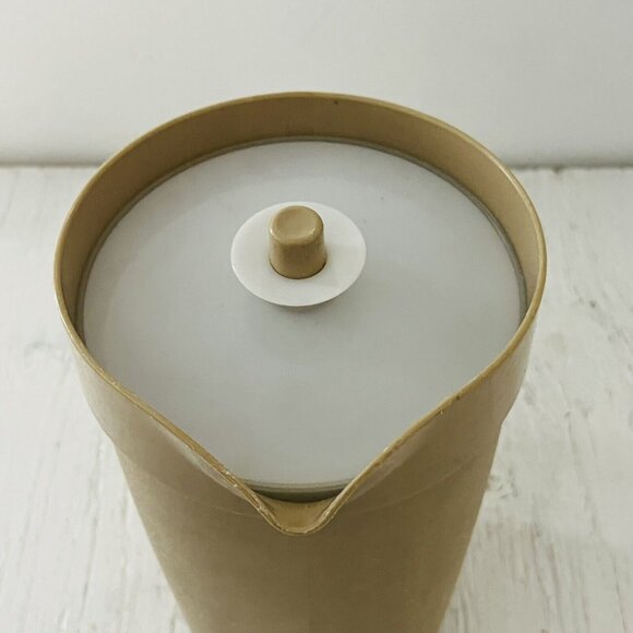 Vintage Tupperware 2 Qt Pitcher Harvest Tan Brown w/ White Push Button Lid - Picture 5 of 10